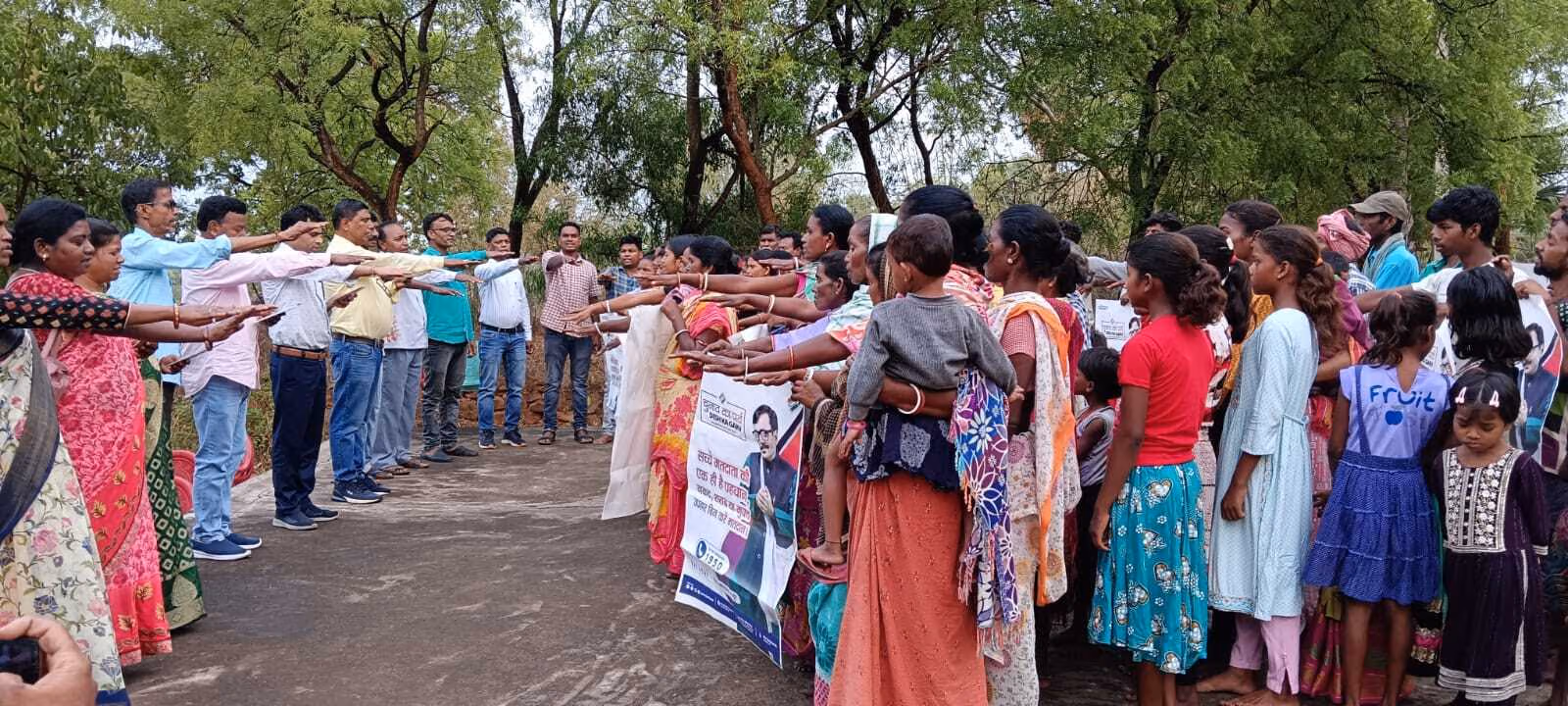 कैंडल जलाकर लोगों को मतदान के लिए किया गया जागरूक