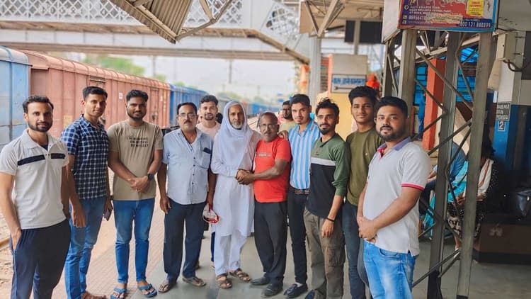 हज के लिए रवाना हुए यात्री, रिश्तेदारों ने दी विदाई