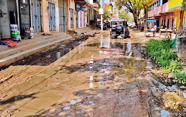 नगर क्षेत्र से गुजरने वाली अधिकांश सड़क हो चुकी है जर्जर, निर्माण के साथ बढ़ेगा व्यापार