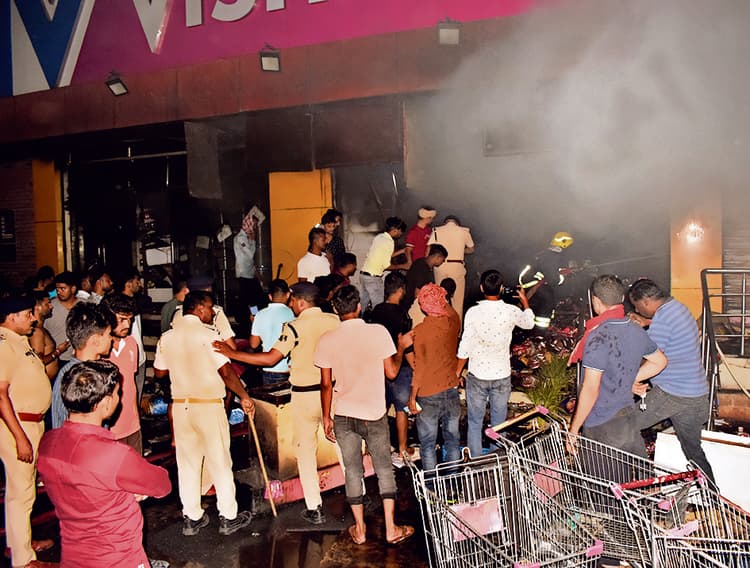 विशाल मेगा मार्ट में शाॅर्ट-सर्किट से लगी आग, एक करोड़ की नुकसान