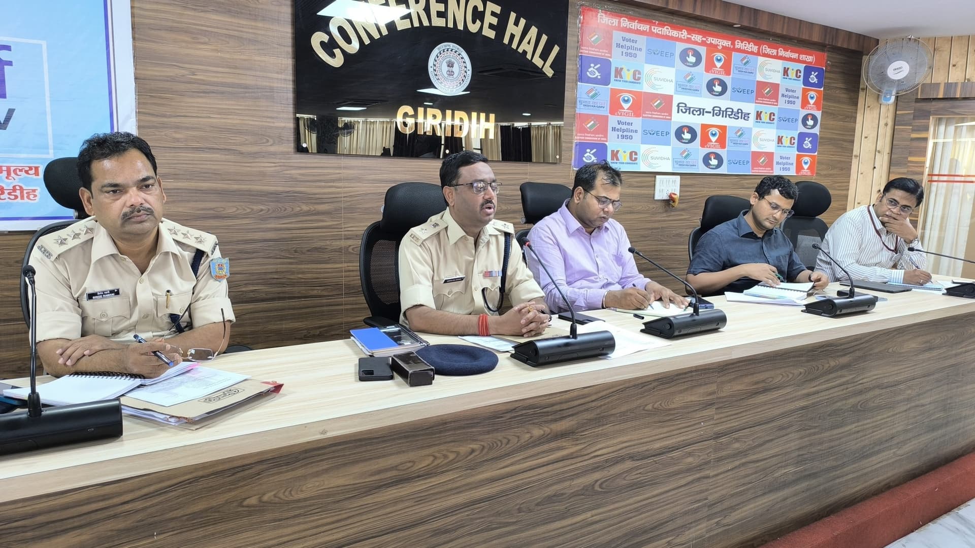 पीएम के कार्यक्रम को लेकर एसपी ने अधिकारियों के साथ की बैठक
