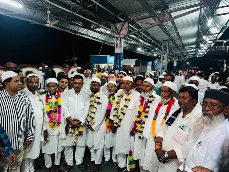 ठाकुरगंज से हज यात्रियों का पहला जत्था हुआ रवाना