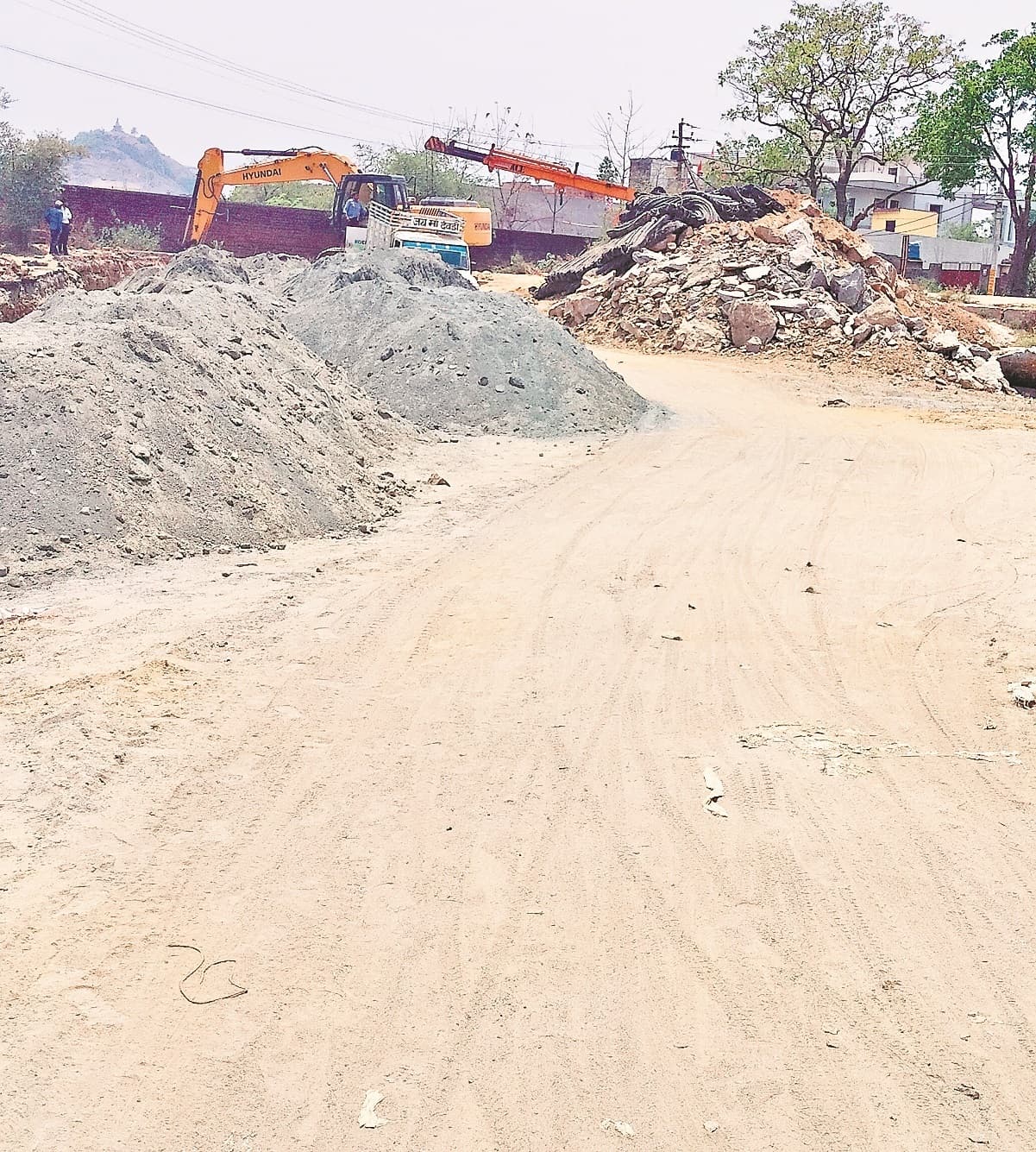 बिना सूचना पाइप बिछाने के नाम पर खोदी जा रही सड़क