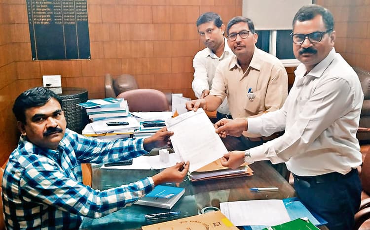 स्पीकर के खिलाफ भाजपा पहुंची चुनाव आयोग