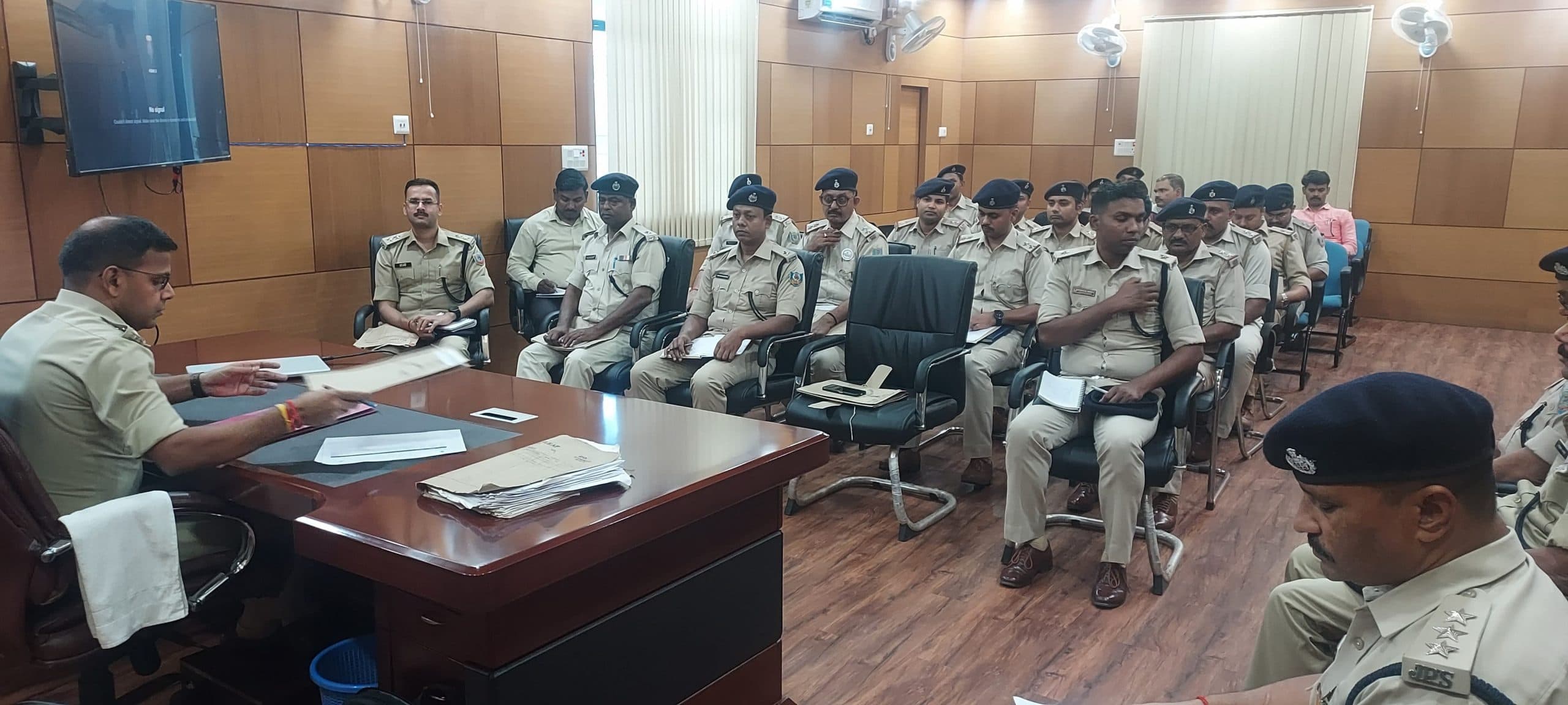 चुनाव में सुरक्षा व्यवस्था दुरुस्त रखने का एसपी ने दिया निर्देश