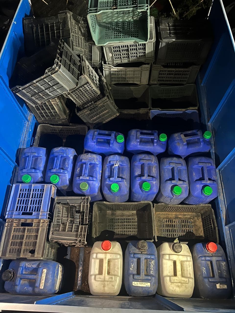 750 लीटर स्प्रिट से भरा पिकअप वैन जब्त, चालक गिरफ्तार