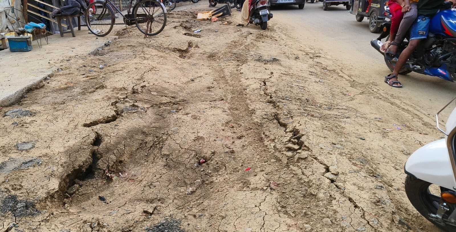 पाइप लाइन बिछाने के लिए खोदी सड़कें, पलट रहे हैं वाहन