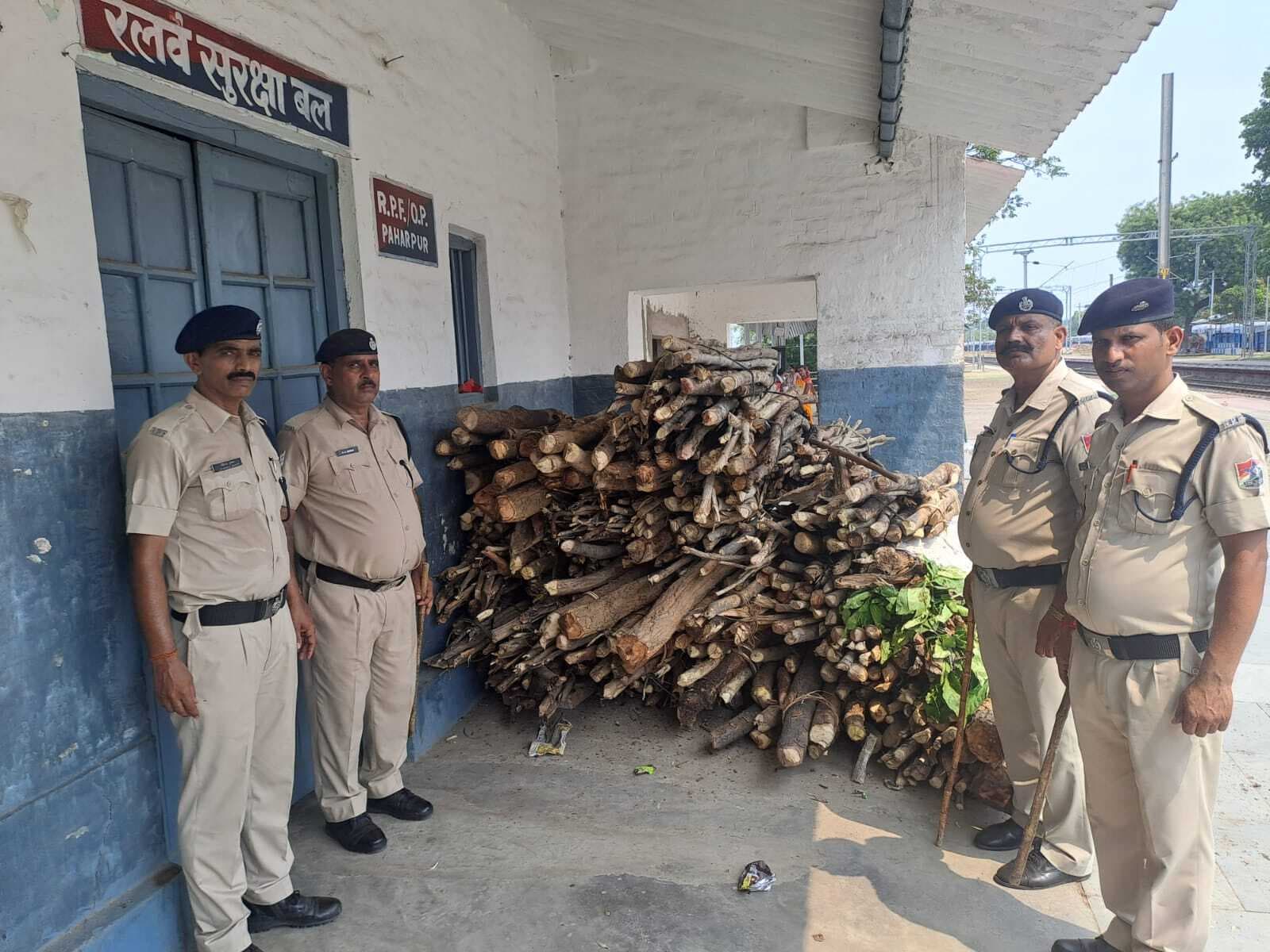 आसनसोल-वाराणसी पैसेंजर ट्रेन से 10 क्विंटल लकड़ी जब्त