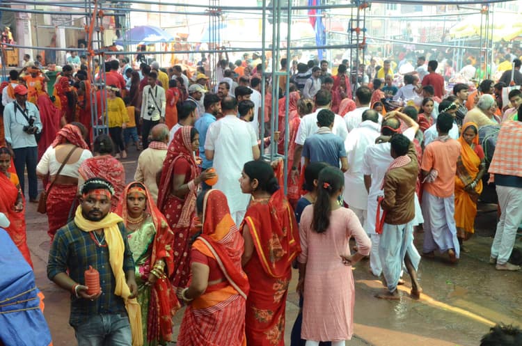 बाबा के दरबार में उमड़ रहे श्रद्धालु