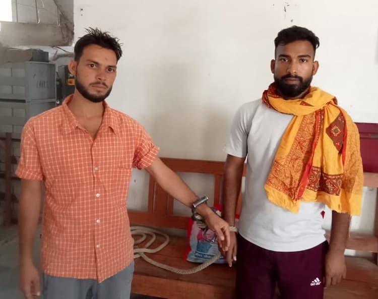 पिस्टल के बल पर डाका डालने वाले दो अभियुक्त गिरफ्तार