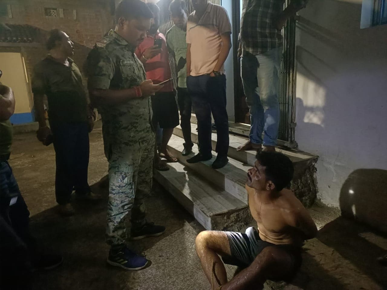 पांच लाख रुपये रंगदारी मांगने आये युवक को लोगों ने पकड़कर किया पुलिस के हवाले, पिस्तौल बरामद