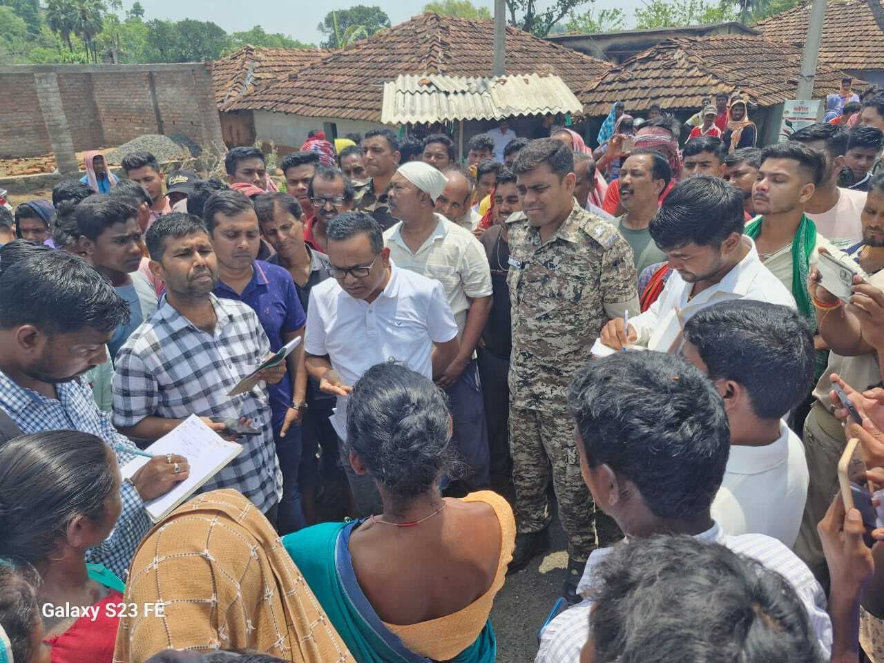 पानी की समस्या को लेकर पकलो के ग्रामीणों ने किया सड़क जाम