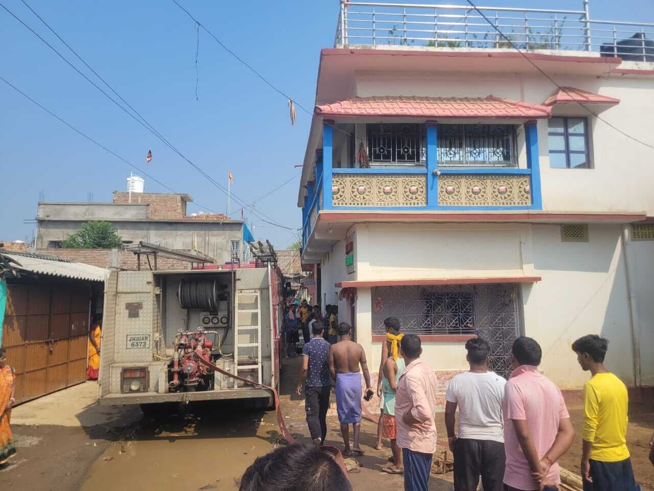 खाना बनाने के दौरान गैस सिलेंडर में लगी आग, घर में फैली