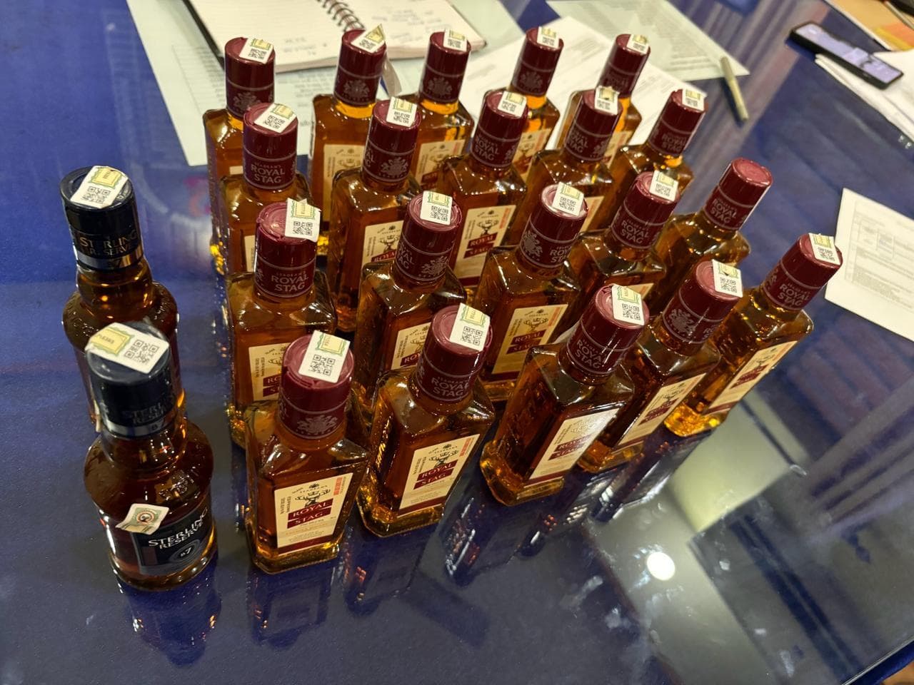 अंग्रेजी शराब की बिक्री मामले में तीन गिरफ्तार, एक फरार