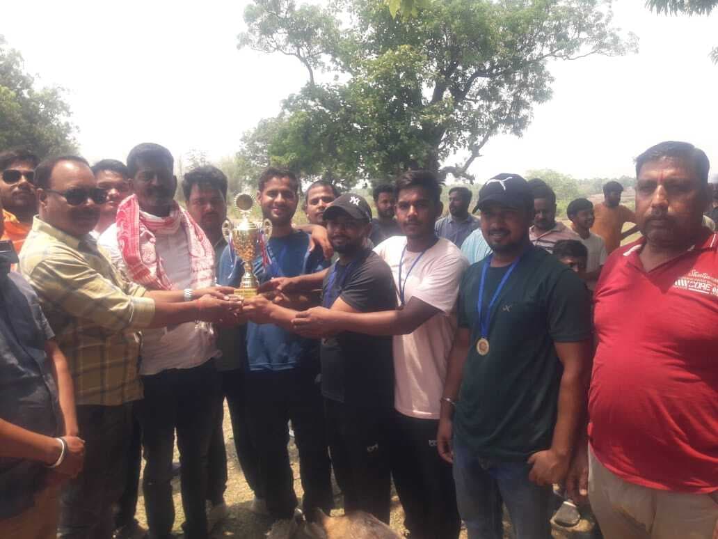 क्रिकेट टूर्नामेंट का खिताब केएन स्कूल ने जीता