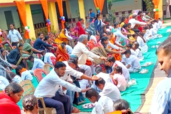 डिवाइन पब्लिक स्कूल में मातृ पूजन दिवस मनाया