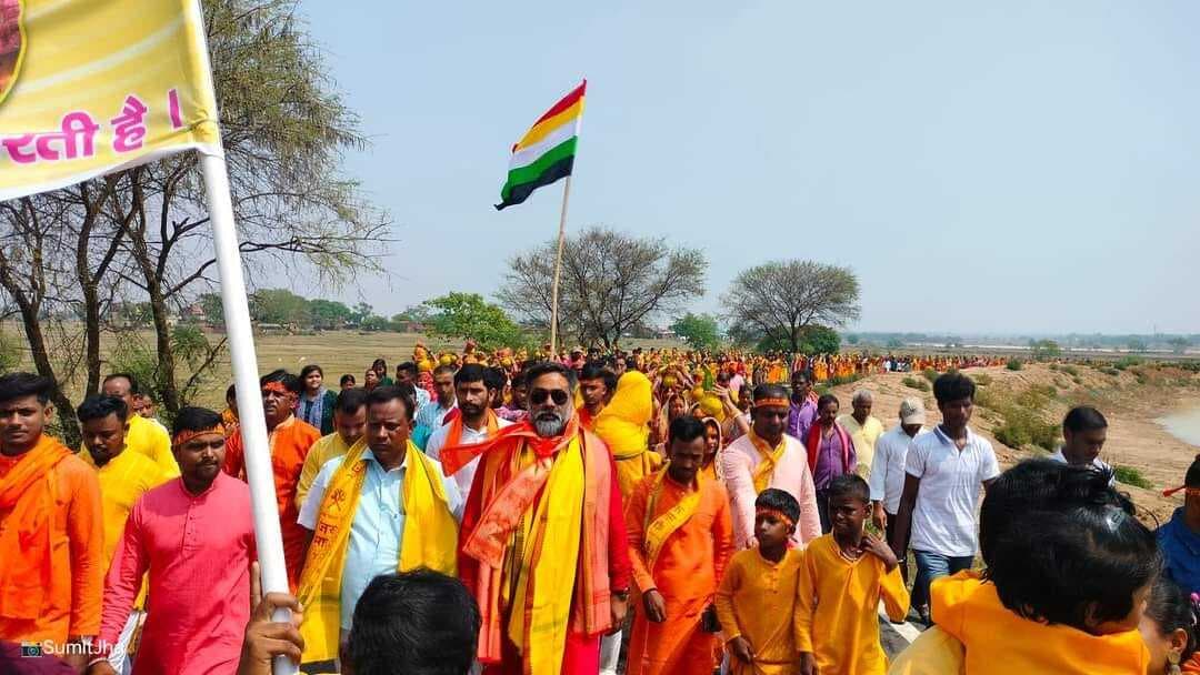 कलश शोभा यात्रा में 751 श्रद्धालु हुईं शामिल, भगवामय हुआ पाथरोल