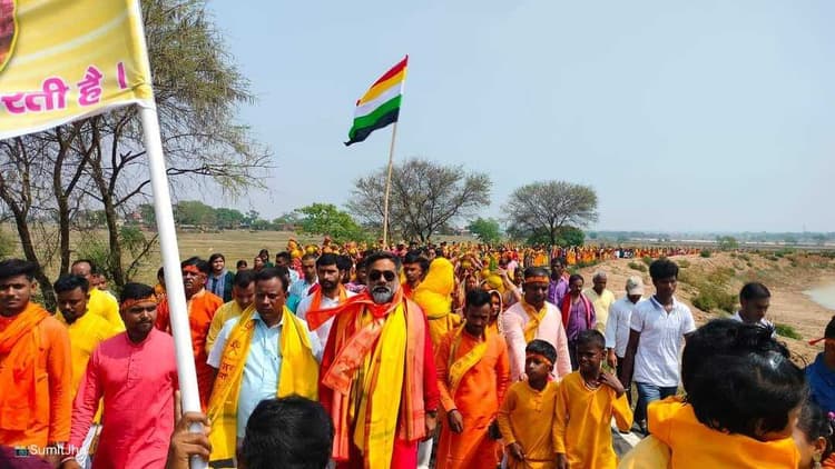 कलश शोभा यात्रा में 751 श्रद्धालु हुईं शामिल, भगवामय हुआ पाथरोल