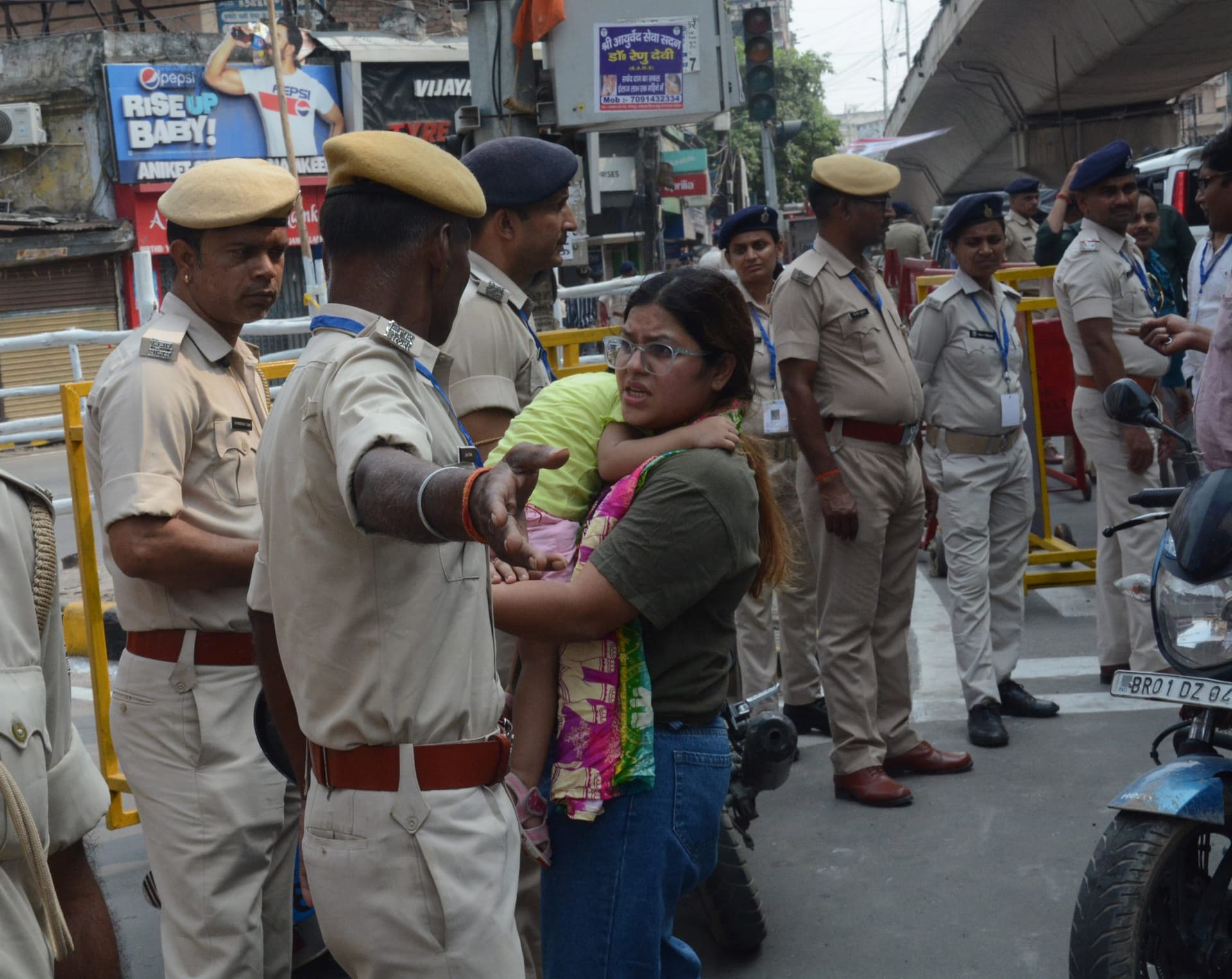 Patna : पीएम के रोड शो को लेकर दो बजे से ही ट्रैफिक पर लग गयी थी रोक, ब्लॉक हुए रास्ते