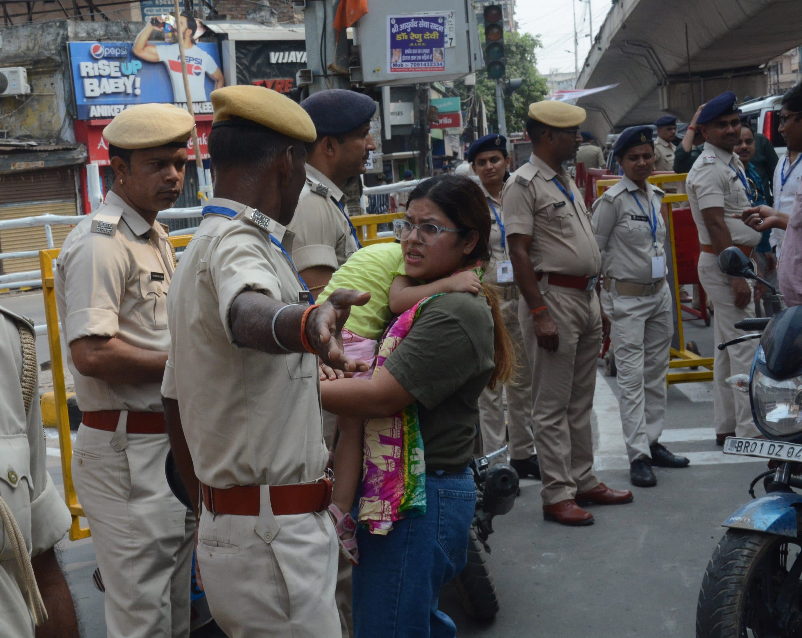 Patna : पीएम के रोड शो को लेकर दो बजे से ही ट्रैफिक पर लग गयी थी रोक, ब्लॉक हुए रास्ते
