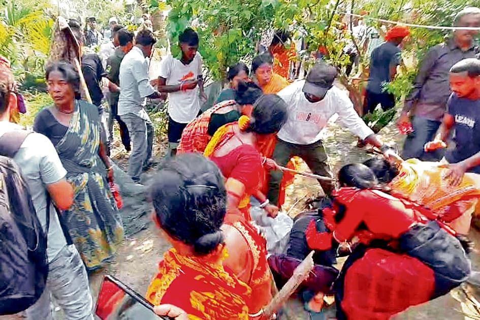 संदेशखाली में फिर बवाल, महिलाओं ने तृणमूल कार्यकर्ता को लाठी-डंडे से पीटा