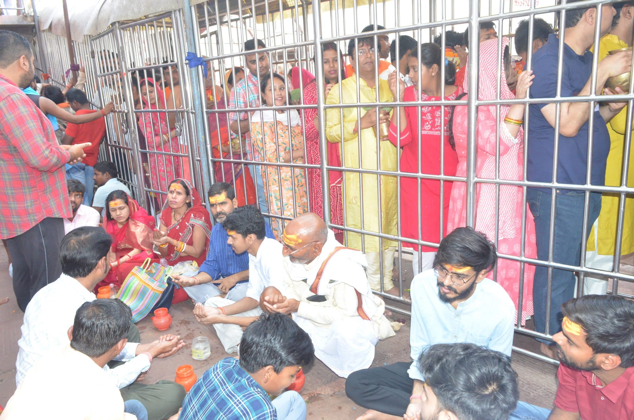 बाबा मंदिर : क्यू कॉम्प्लेक्स के हॉल तक पहुंची कतार, शीघ्रदर्शनम में भी भीड़