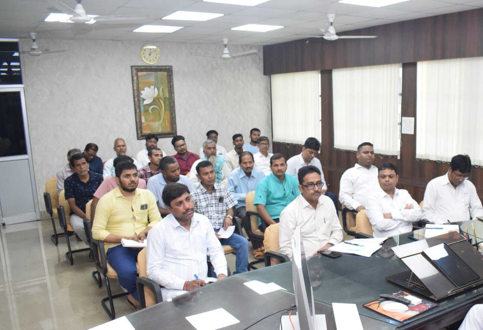 डाककर्मी वोटर आइडी कार्ड अविलंब मतदाताओं तक पहुंचायें : डीसी