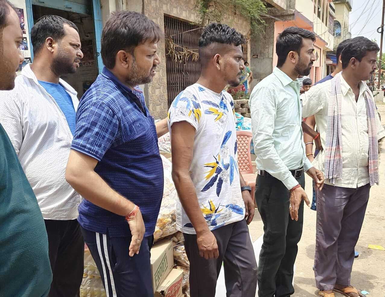 ग्रामीणों ने चोरी के आरोप में युवक को पकड़कर पुलिस को सौंपा