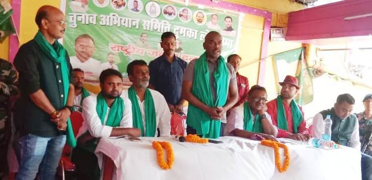 चुनाव.. राजद की बैठक में पहुंचे प्रत्याशी नलिन सोरेन और मंत्री बसंत सोरेन