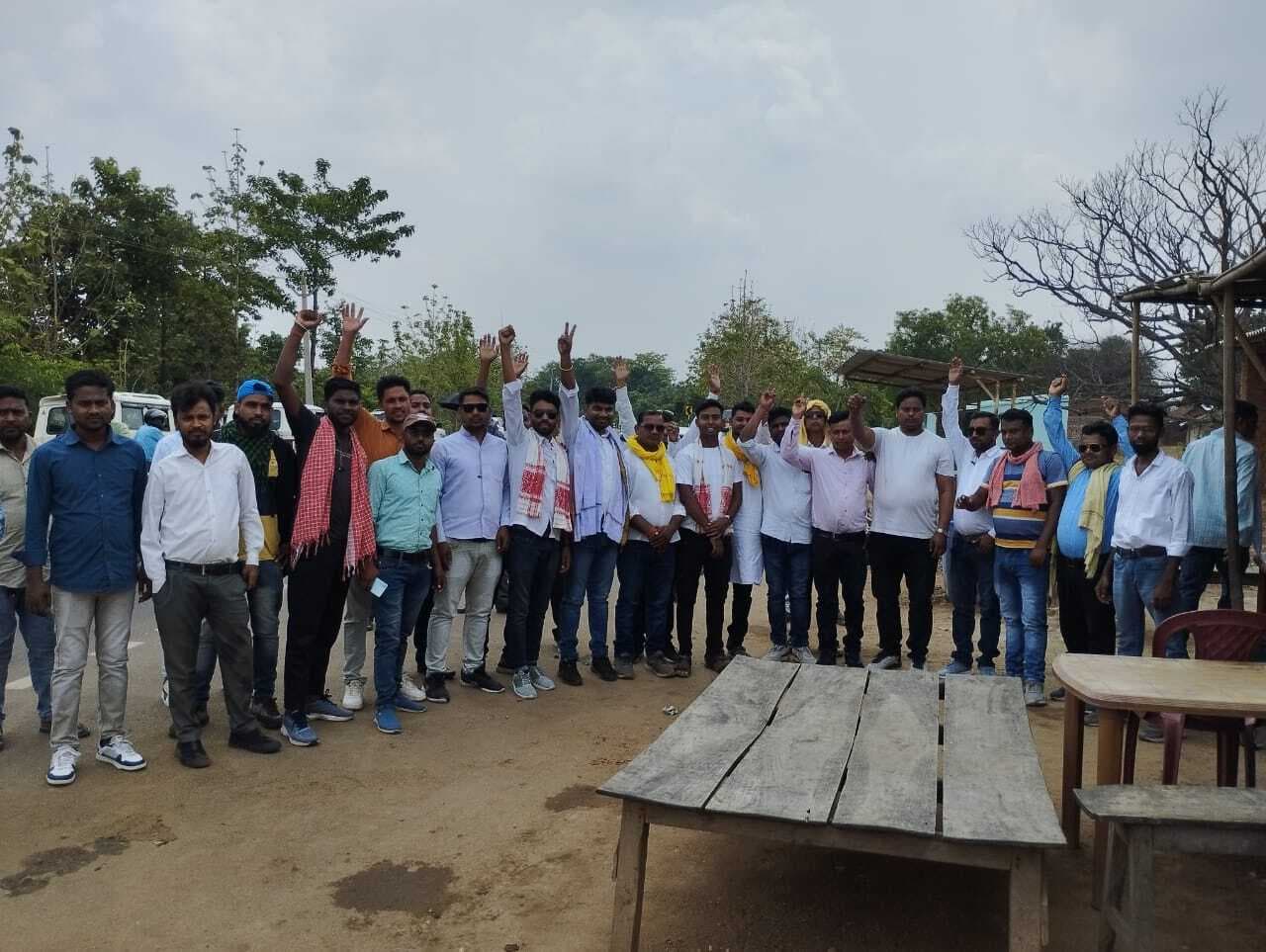 प्रत्याशी के नामांकन में भाग लेने के लिए कार्यकर्ता दुमका रवाना