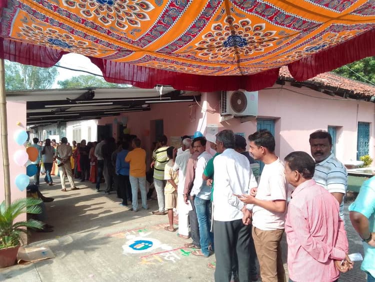 पश्चिमी सिंहभूम जिले के चाईबासा विस में सर्वाधिक मतदान, घरों से झूमकर निकले मतदाता, कई बूथों पर शाम तक रही कतार