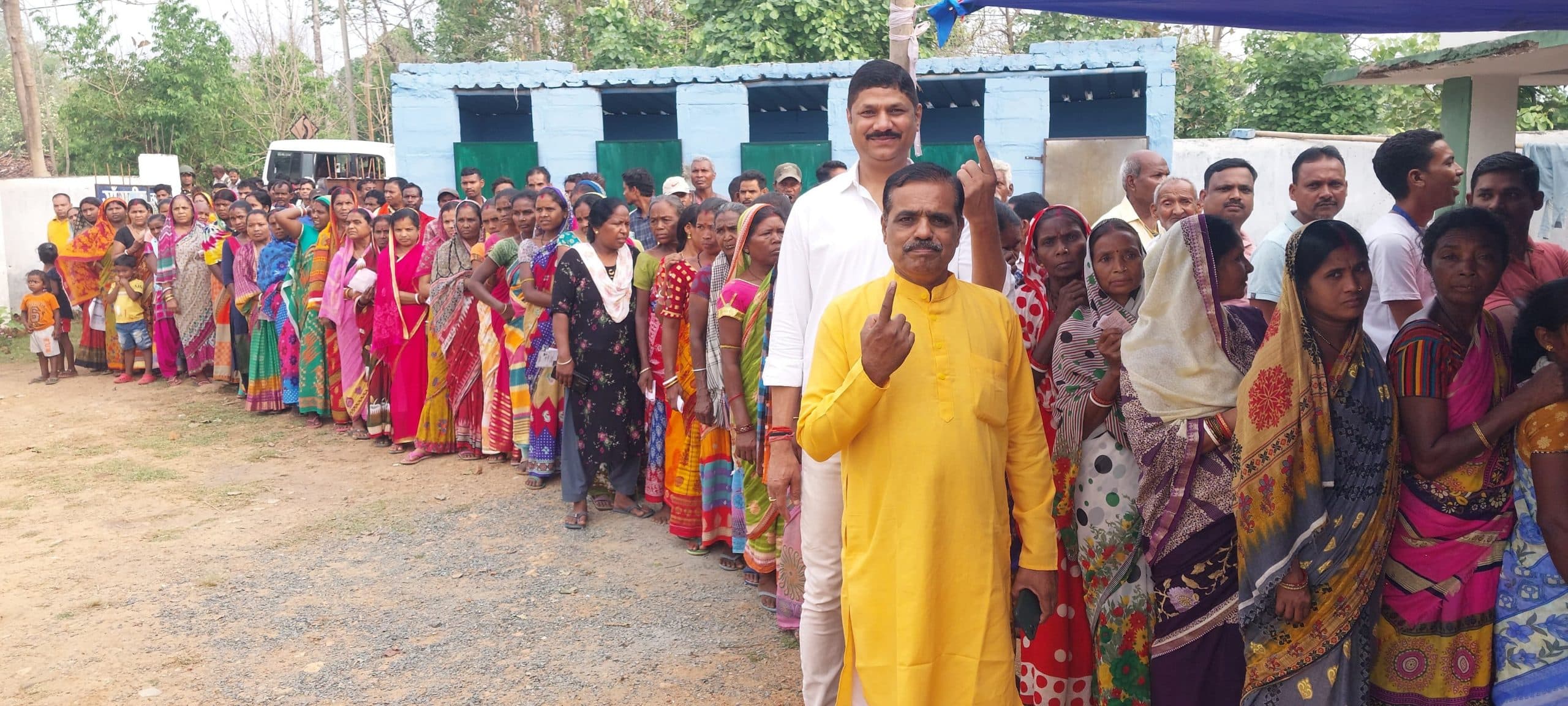 खूंटी : खरसावां विस में शांतिपूर्ण हुआ मतदान, सुबह व शाम को बूथों पर कतार, मतदान के बाद अंगुली में लगी स्याही दिखाकर खुश दिखे युवा