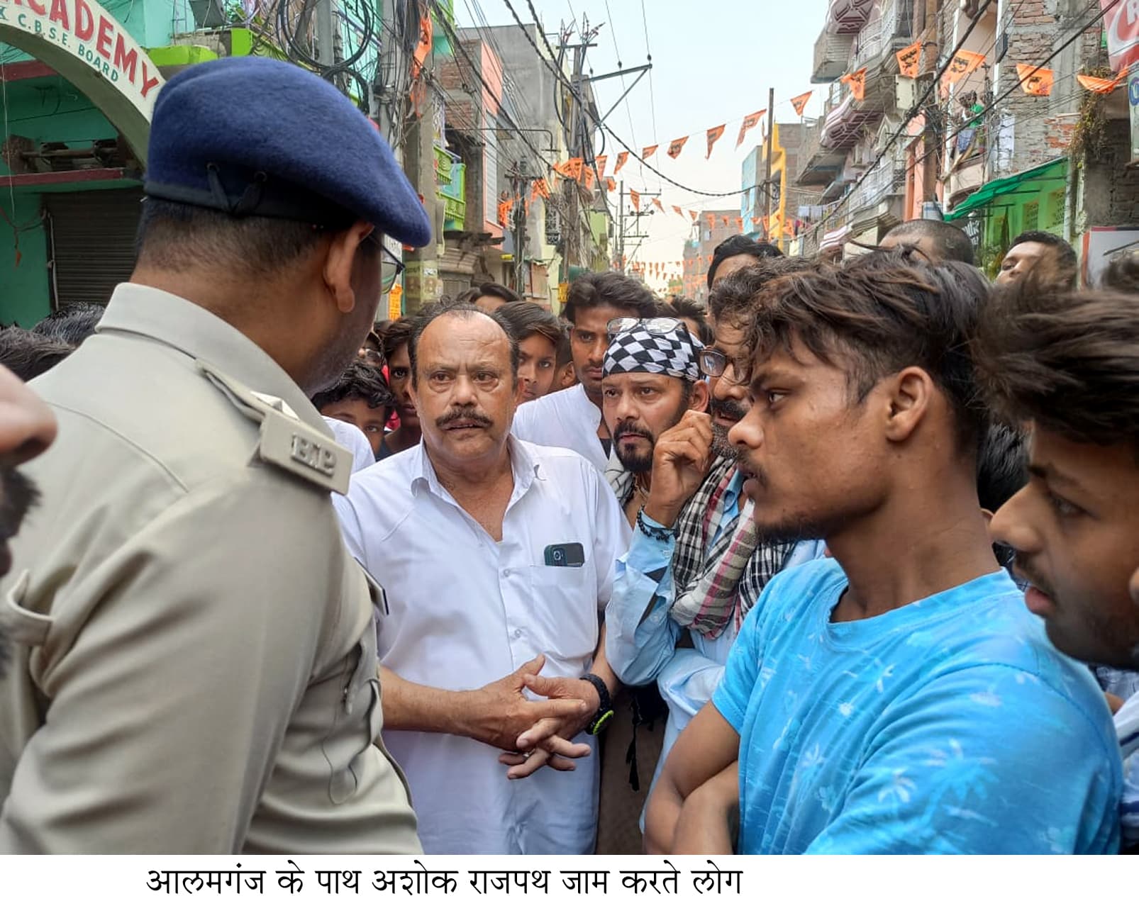 ट्रैक पर घायल मिला लापता युवक, मौत के बाद लोगों का हंगामा