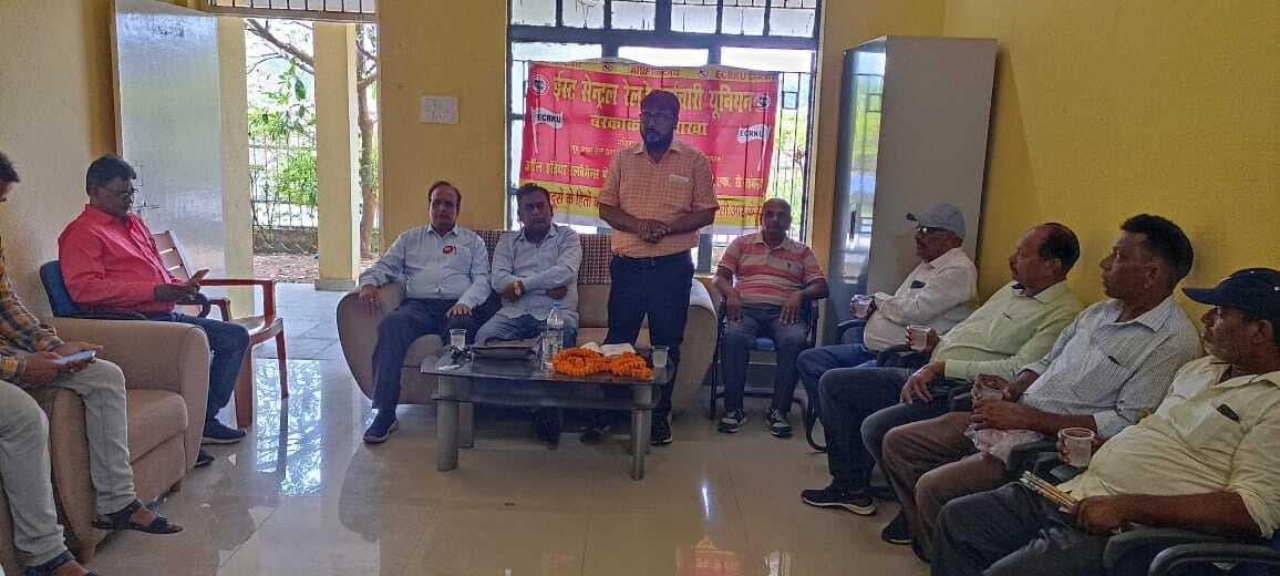 मेसरा रेलवे स्टेशन पर कर्मचारियों ने की बैठक