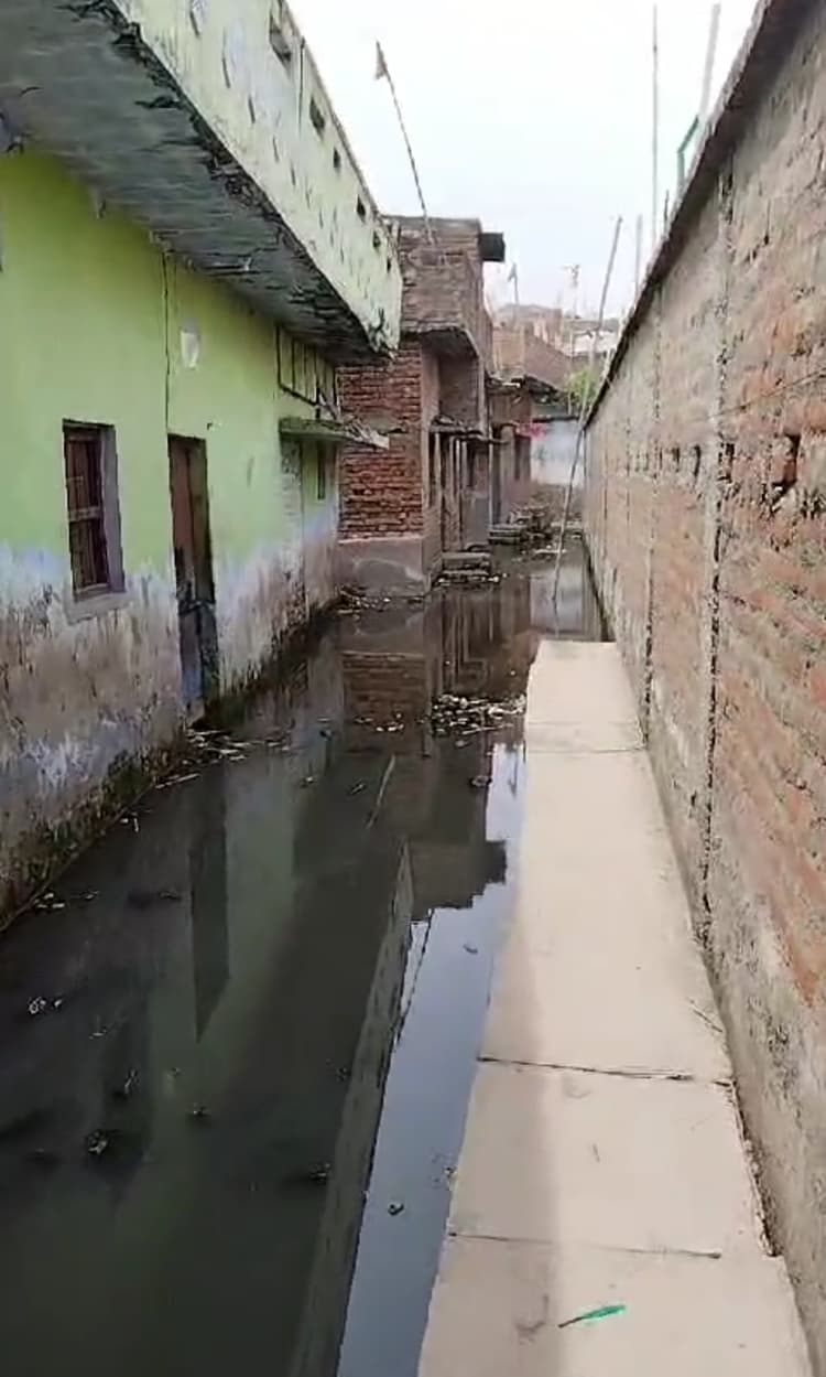 वार्ड 28 के कई मुहल्लों में रोड पर ही बह रहा नाले का पानी