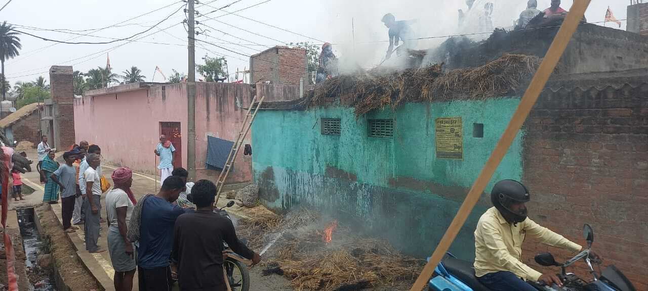शॉर्ट सर्किट से पुआल में लगी आग, जलकर राख