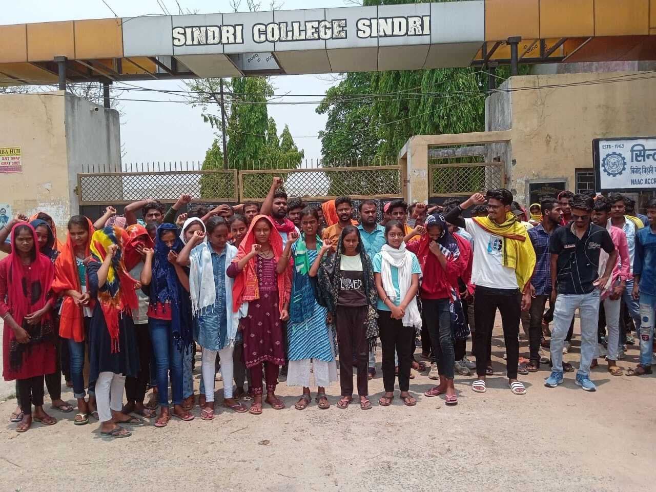 सिंदरी कॉलेज में छात्रों का माथा मुंडन आंदोलन आश्वासन के बाद स्थगित