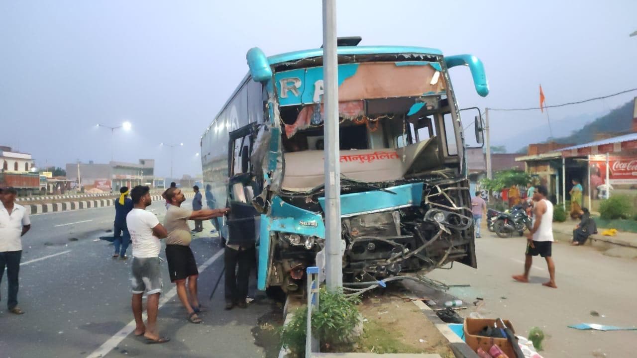 तोपचांची में यात्रियों से भरी बस दुर्घटनाग्रस्त, चालक की मौत