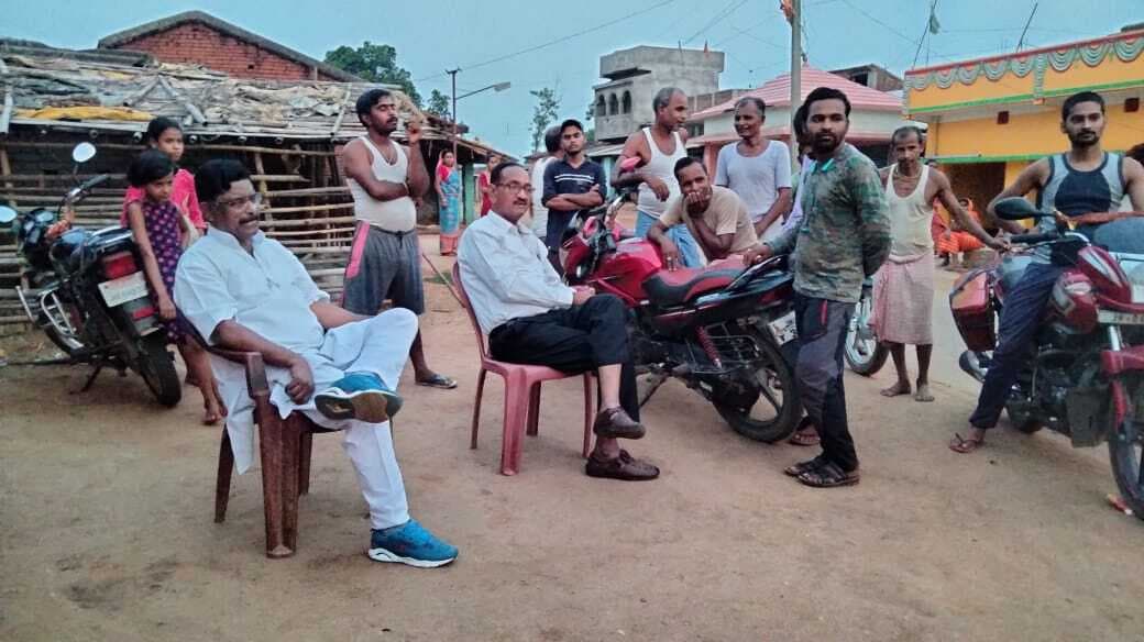 कांग्रेस के प्रदेश महासचिव ने झामुमो प्रत्याशी के लिए मांगा वोट