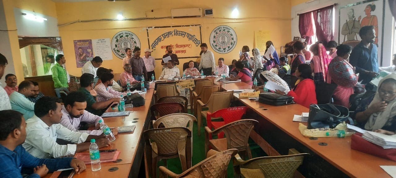 बीएलओ मतदाता पर्ची का घर-घर जाकर करें वितरण : बीडीओ