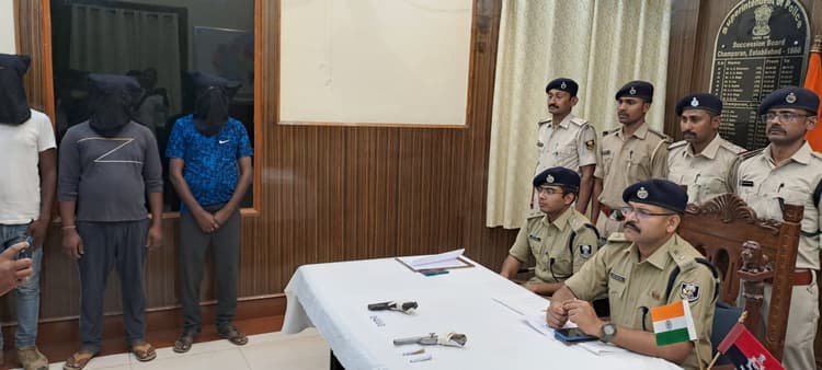 छतौनी बस स्टैंड से हथियार के साथ तीन अपराधी गिरफ्तार