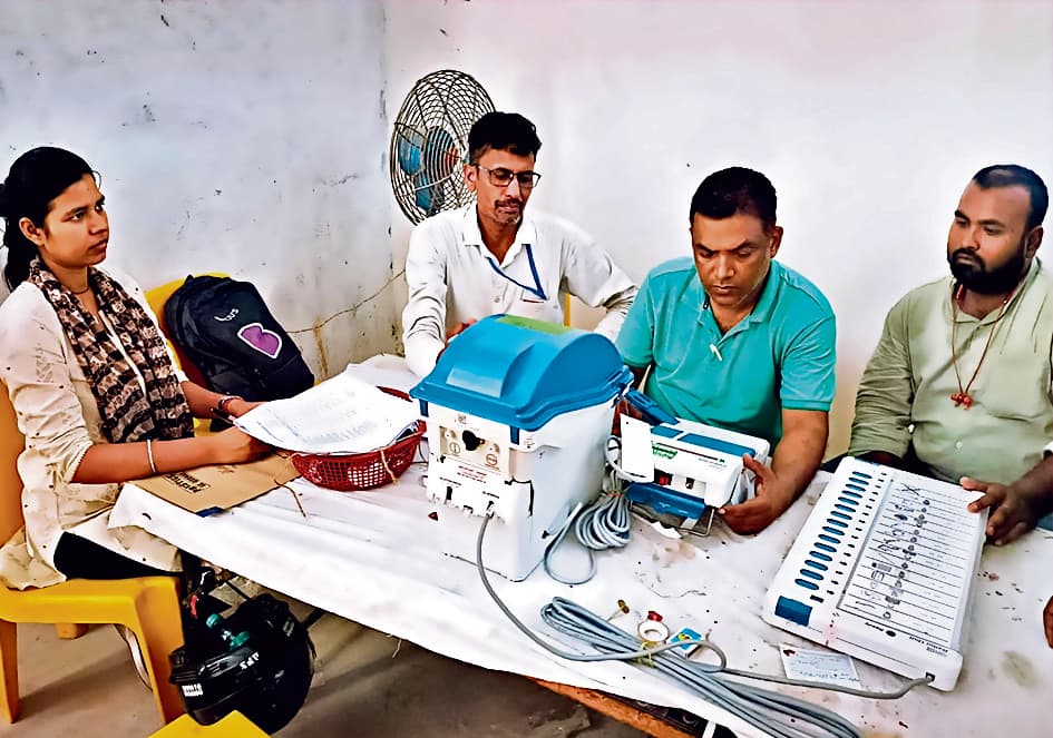 हाजीपुर लोकसभा क्षेत्र के छह केंद्रों पर चल रहा इवीएम कमिशनिंग का कार्य