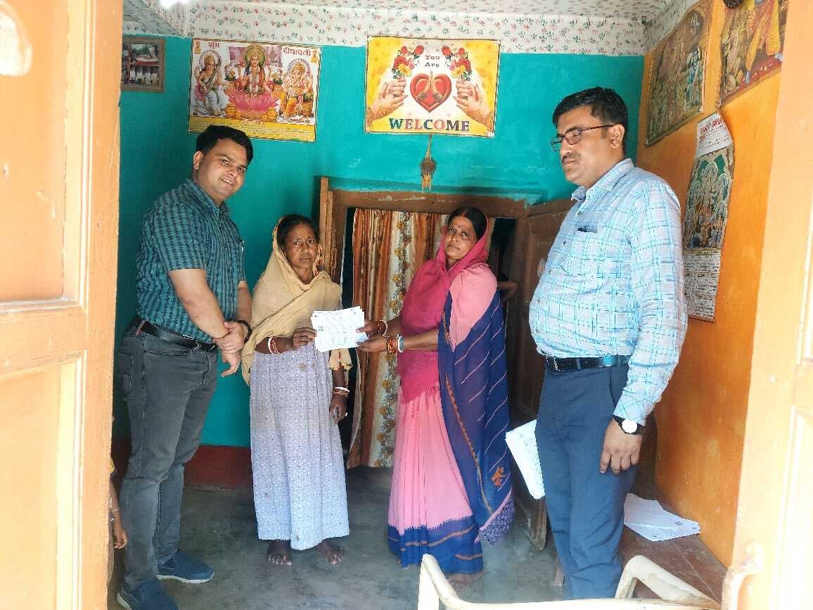 बीडीओ ने वोटर इंफॉर्मेशन स्लीप वितरण कार्य का किया निरीक्षण