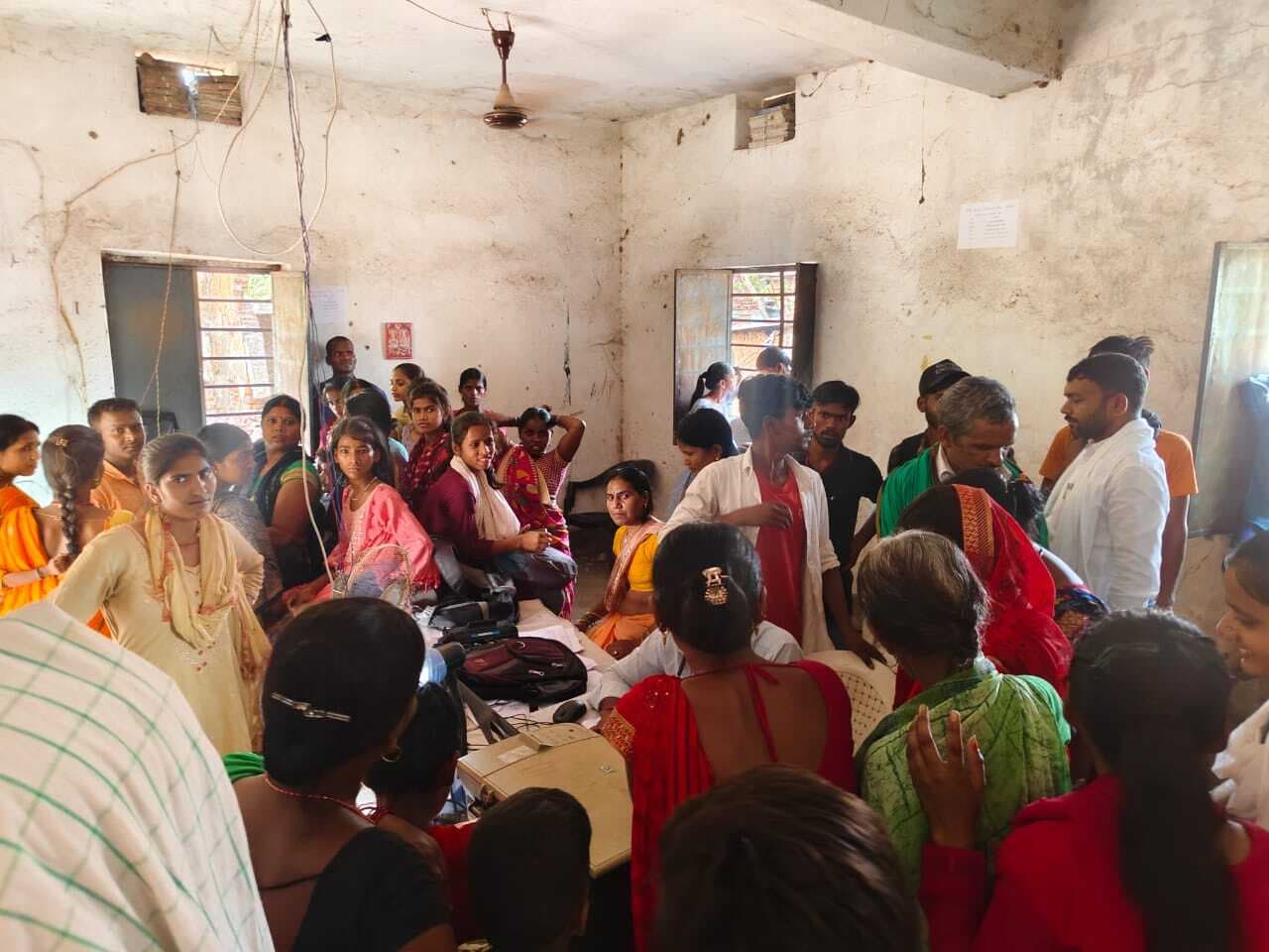 आधार कार्ड के नाम पर वसूली पर ग्रामीणों का हंगामा