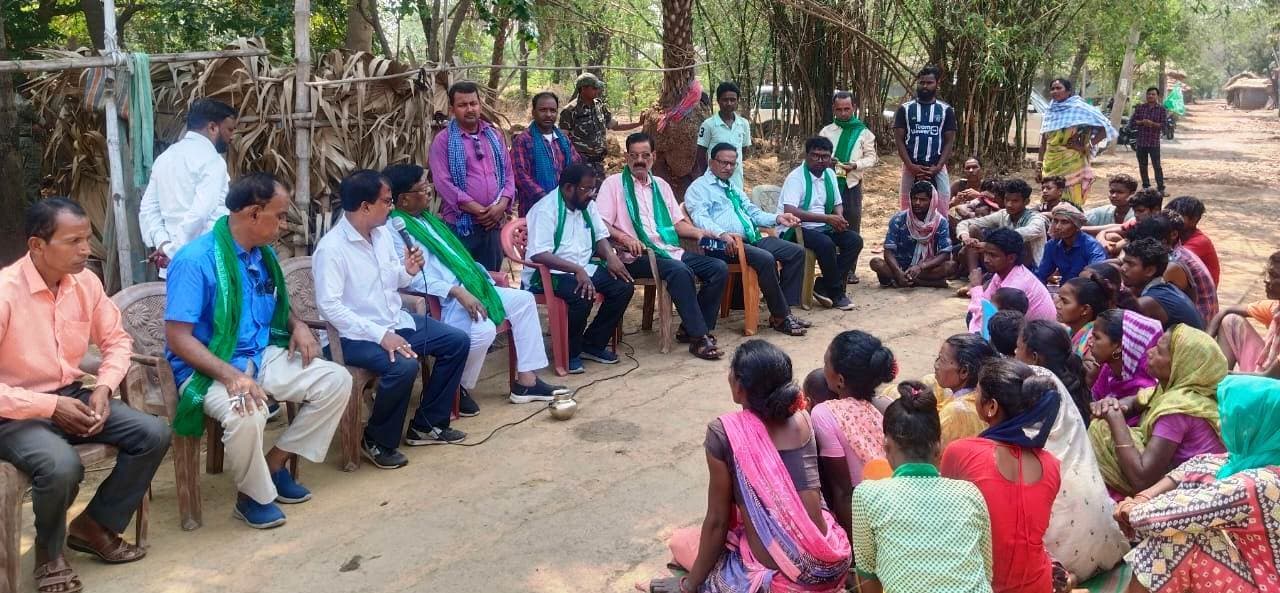 झामुमो कार्यकर्ताओं ने विधायक के साथ जनसंपर्क कर मांगे वोट