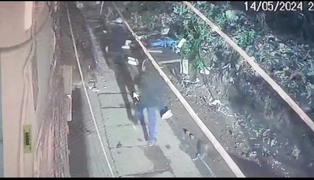 बंदूक का भय दिखाकर 50 हजार रुपये की छिनतई, सीसीटीवी में कैद