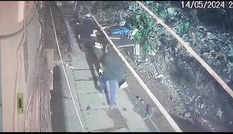 बंदूक का भय दिखाकर 50 हजार रुपये की छिनतई, सीसीटीवी में कैद