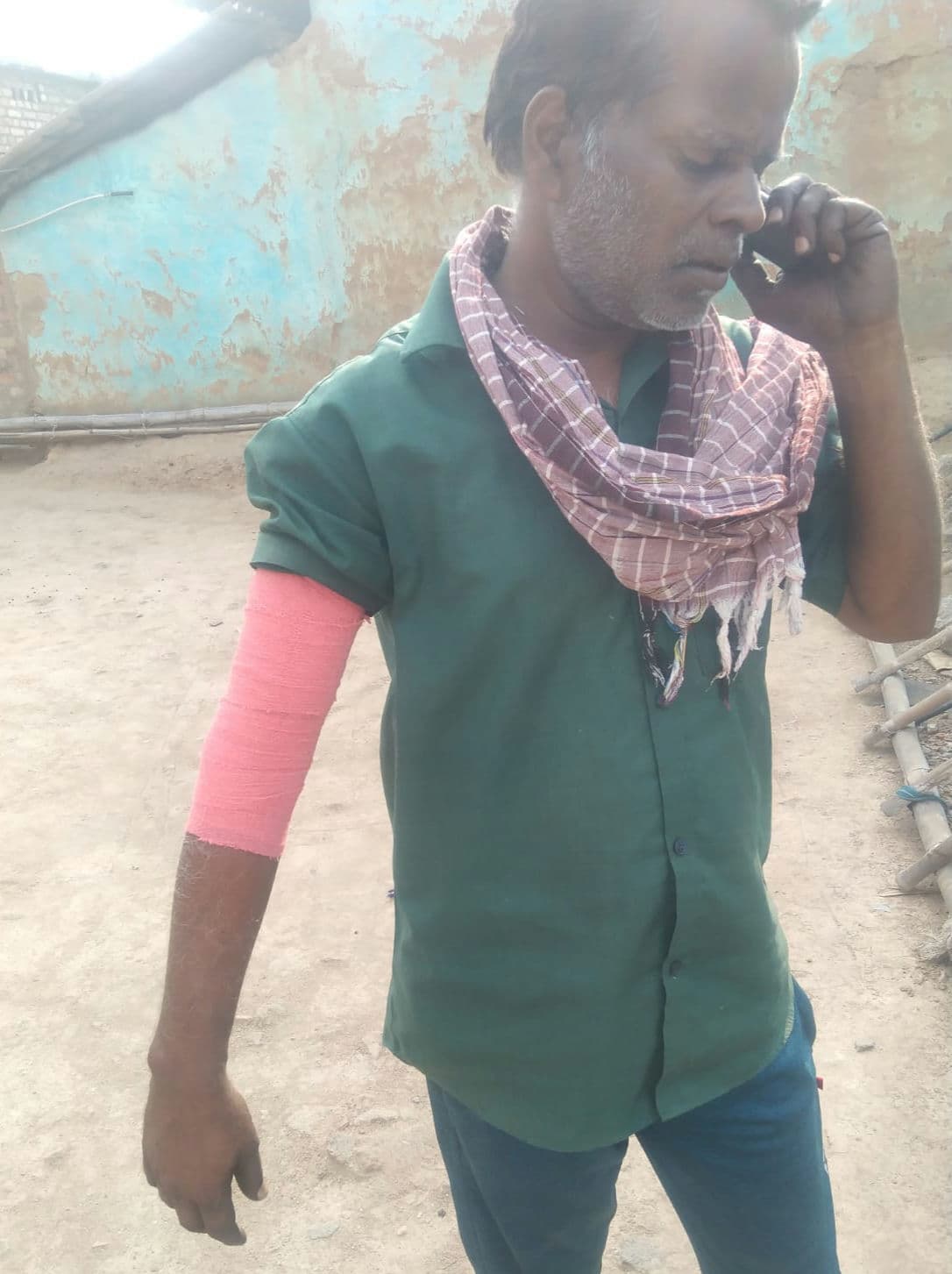 कम राशन लेने से किया इंकार, तो लाठी से पीटा