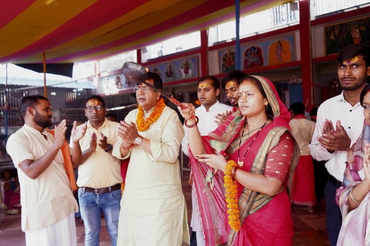 छत्तीसगढ़ की मंत्री लक्ष्मी रजवाड़े ने फौजदारी बाबा की पूजा अर्चना की