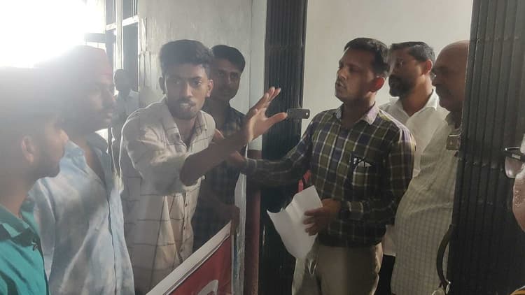 टीपी वर्मा कॉलेज में छात्रों ने किया हंगामा, हटाये गये प्राचार्य